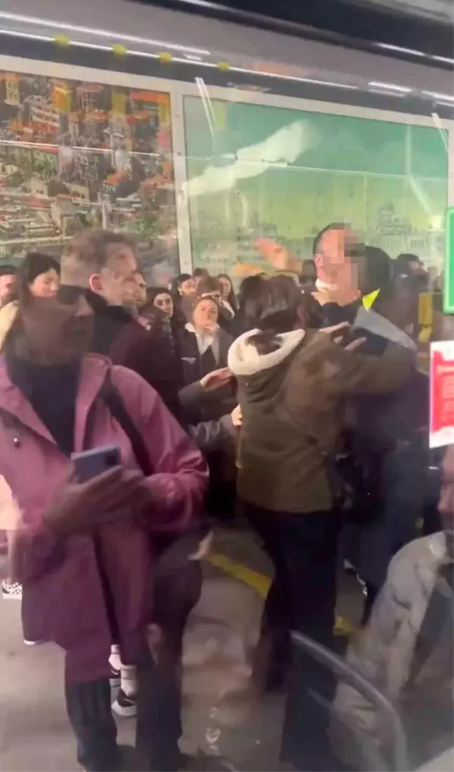 Zincirlikuyu Metrobüs Durağında Kavga Çıktı