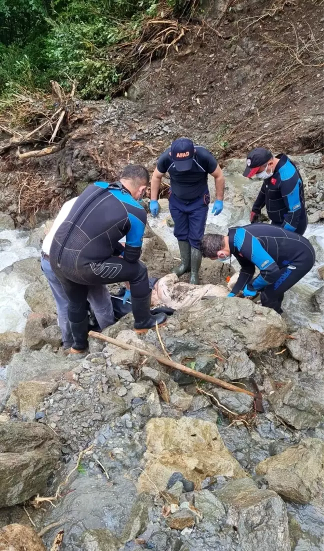 Selde hayatlarını kaybedenlerin cenazeleri enkazdan çıkartılıyor