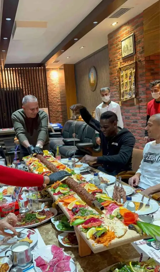 Balotelli ve Gökhan İnler'in kebap keyfi
