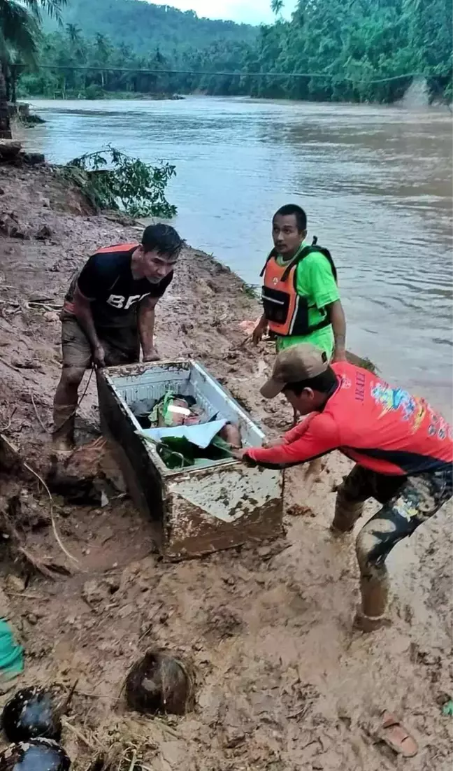 Filipinler'deki heyelandan buzdolabının içine saklanarak kurtulduFilipinli çocuk, 20 saat sonra ekipler tarafından kurtarıldı