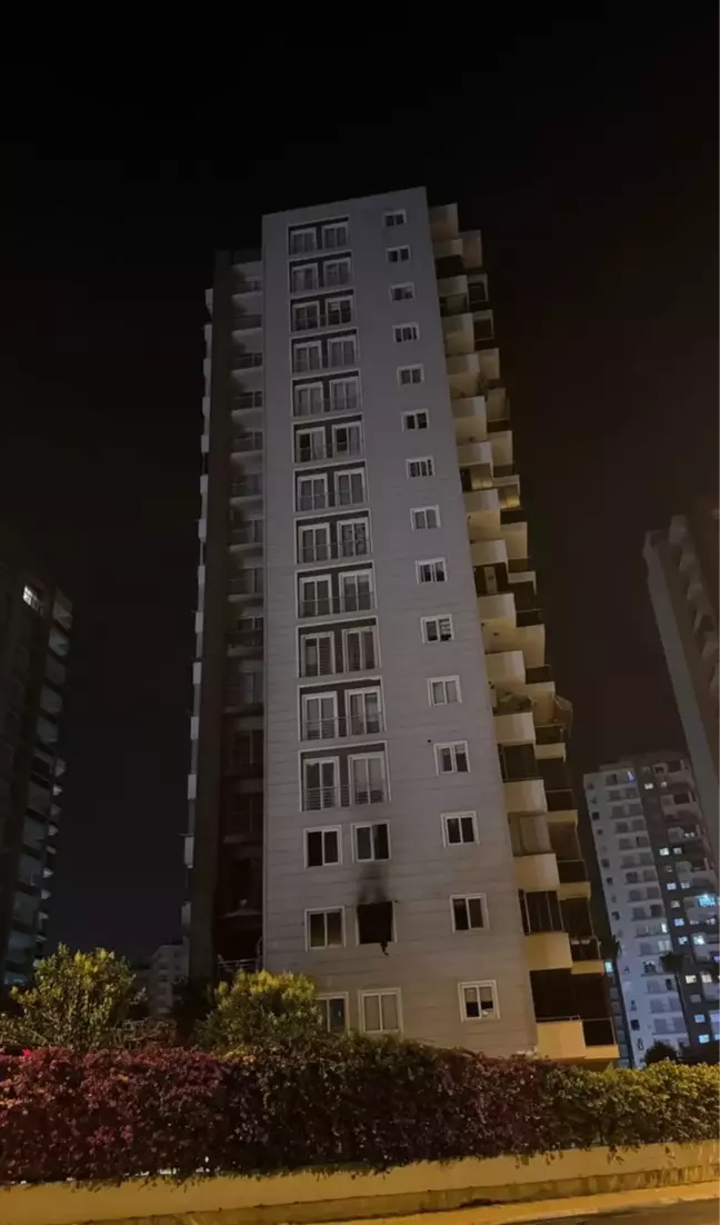 Mersin'de 15 Katlı Apartmanda Yangın: 15 Kişi Mahsur Kaldı