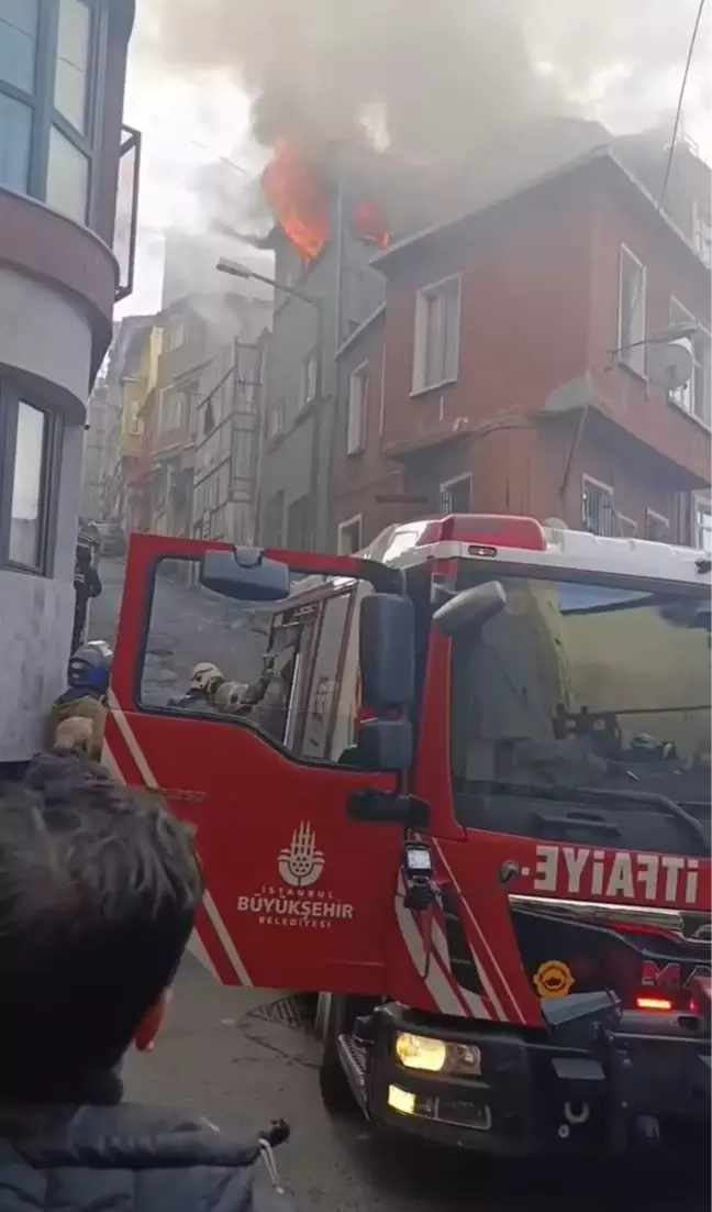 Beyoğlu'nda binada yangın -1