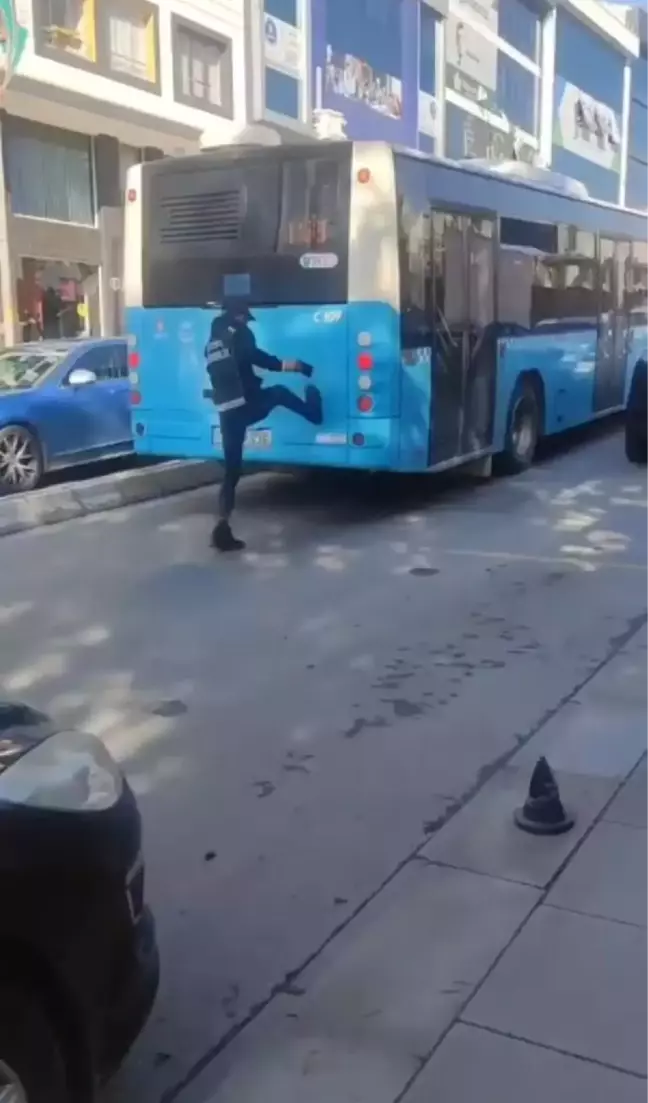 ÇEKMEKÖY'DE YOL KAVGASI... DEFALARCA OTOBÜSÜ TEKMELEDİ