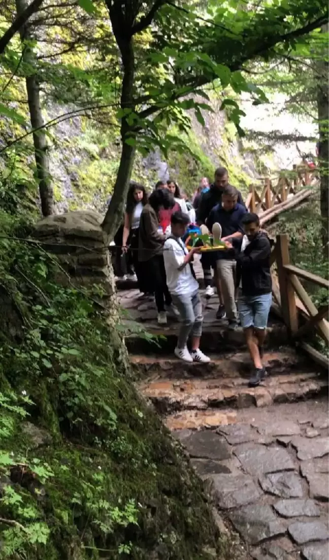 Son dakika haberleri... SÜMELA MANASTIRI'NA GİDİLEN PATİKADA TAŞ DÜŞTÜ; 2 YARALI