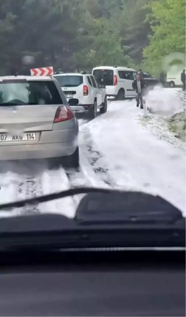 Alanya'da Şiddetli Dolu Yağışı Trafiği Felç Etti