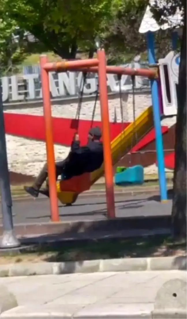 Yaşlı Adamın Salıncağa Bindiği Anlar Duygusal Anlar Yaşattı