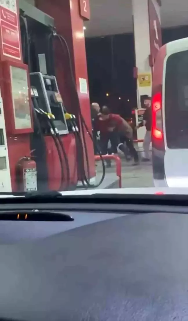 Bursa'da Benzin İstasyonunda Kavga: Pompacı ve Sürücü Tartışması Büyüdü