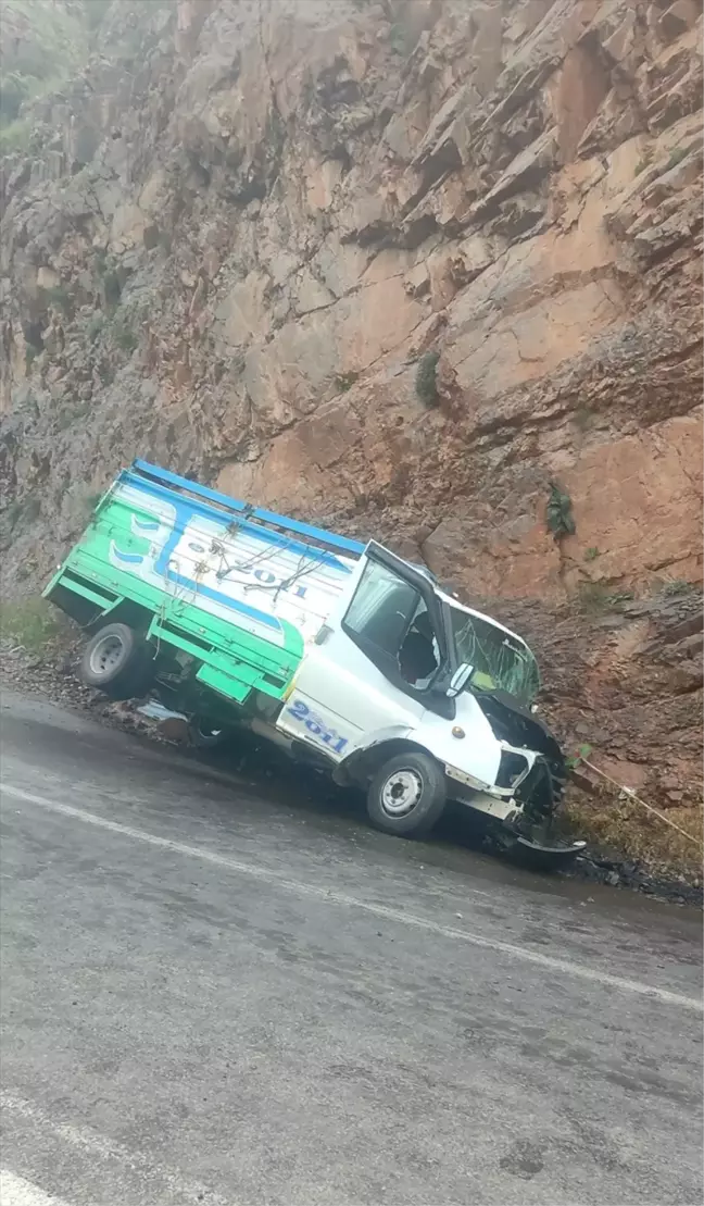 Hakkari'de Kamyonet Kazası: Sürücü Hayatını Kaybetti