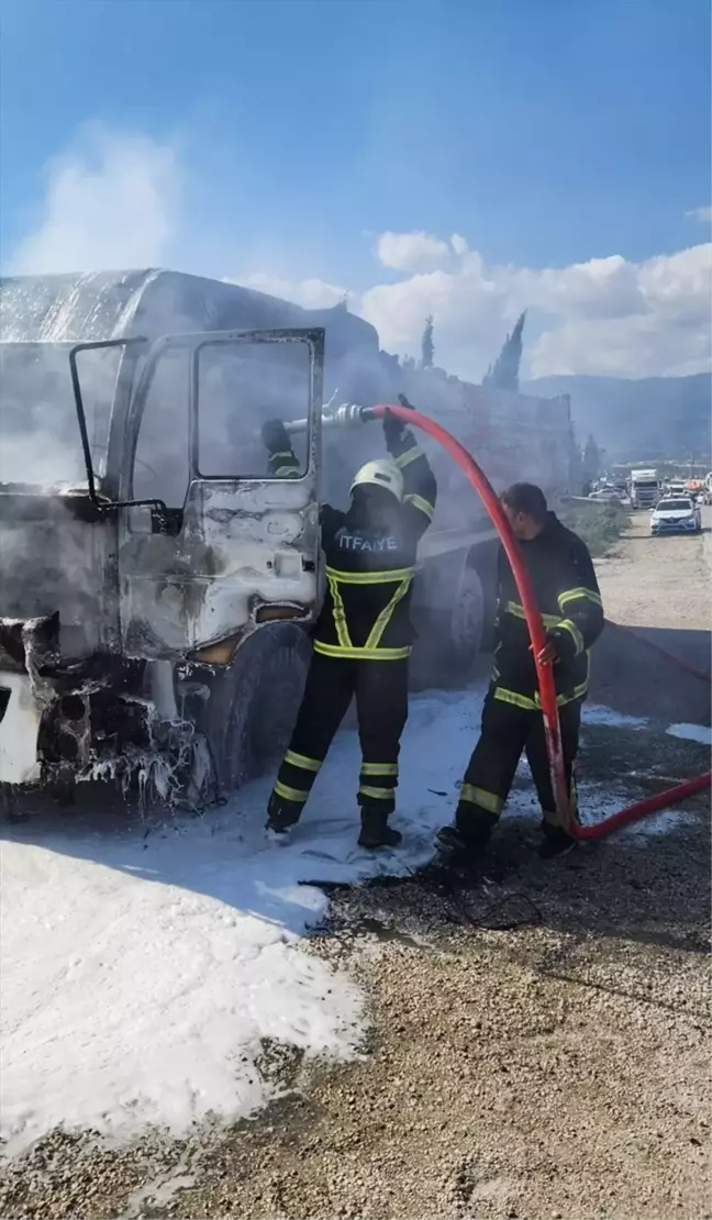 Antakya'da Seyir Halindeki Hafriyat Kamyonunda Yangın Çıktı