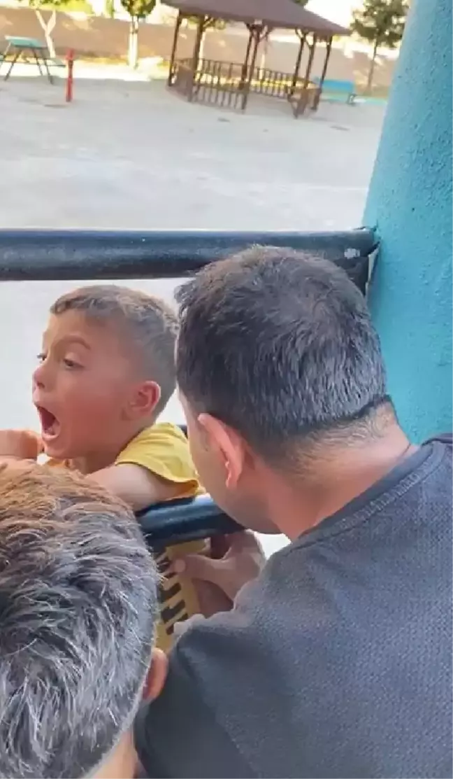 Demir korkuluklara sıkışan çocuk itfaiye tarafından kurtarıldı