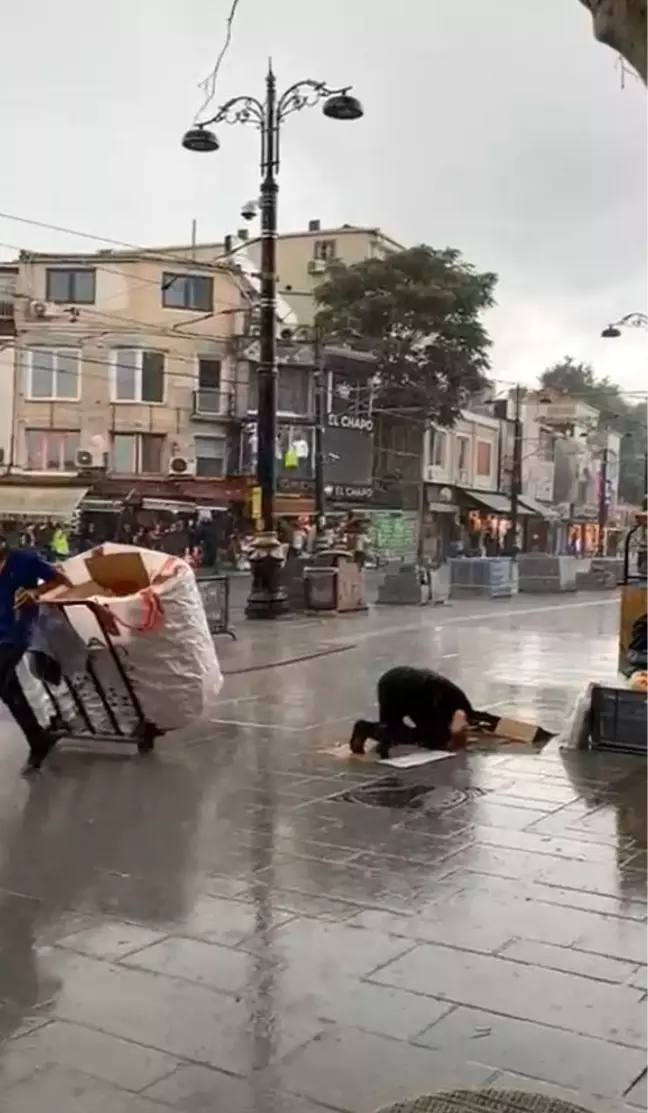 İstanbul'da Sağanak Yağmur Altında Cuma Namazı