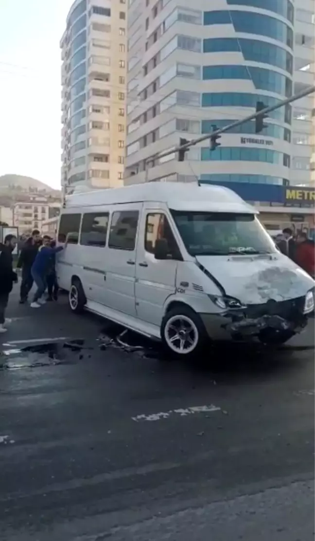 Polis motosikleti ile dolmuşun çarpışma anı kamerada