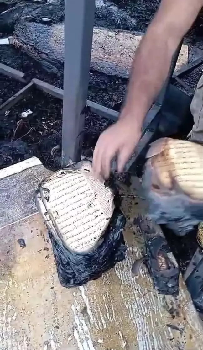 Gölcük'te çıkan yangında Kur'an-ı Kerim'in sayfaları yanmadı