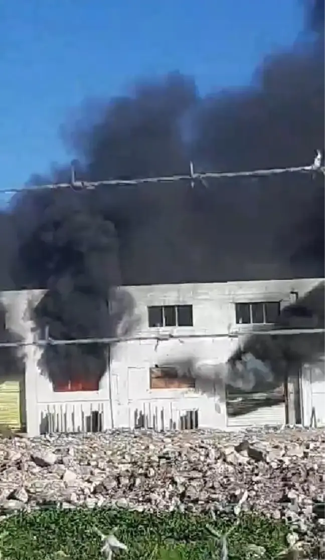 Hatay'da Büro Malzemeleri Üreten Atölyede Yangın Çıktı