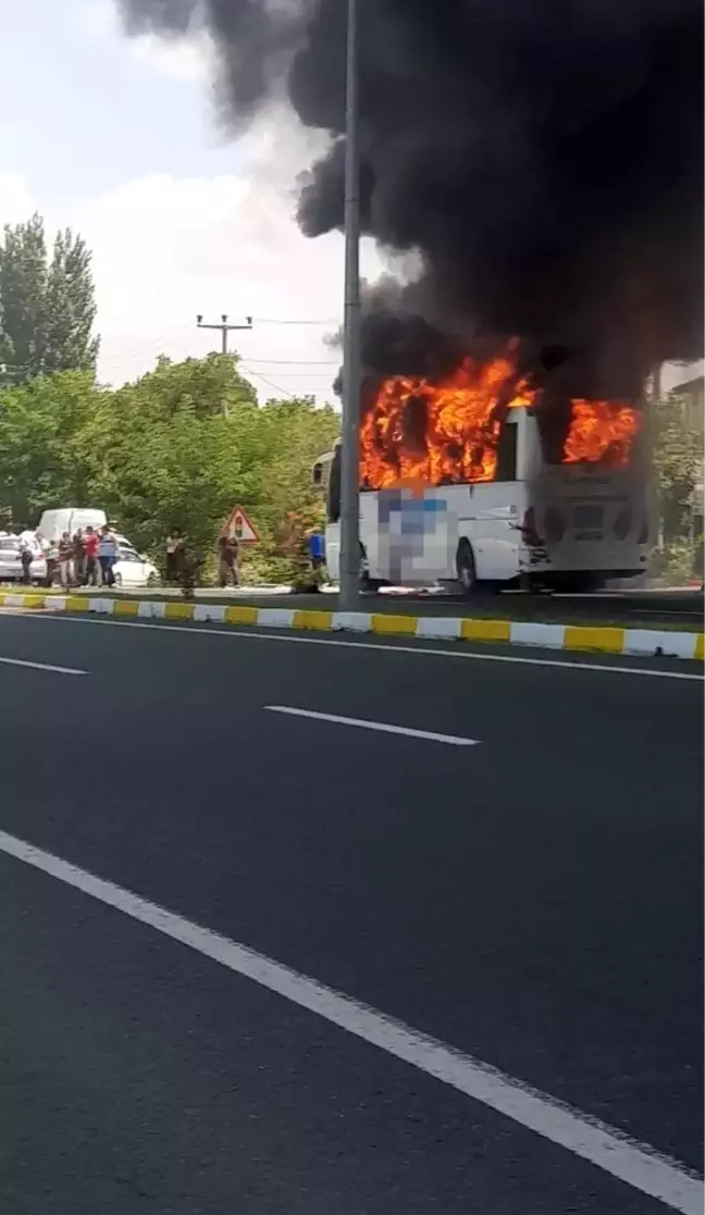 Balıkesir'de yolcu otobüsü alev aldı