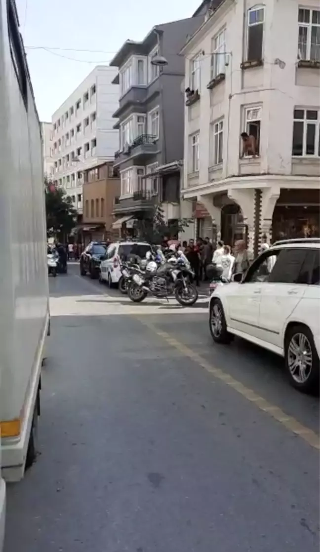 Son Dakika | Beyoğlu'nda tekmeli ve yumruklu kavga kamerada