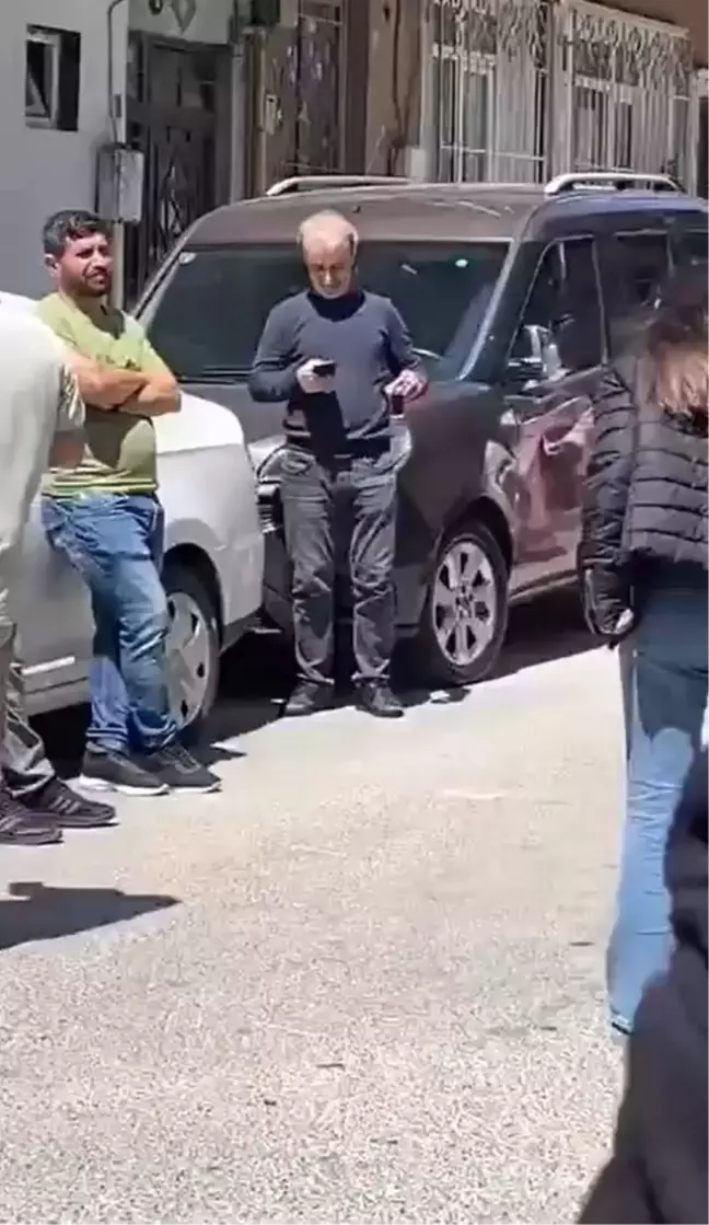 İstanbul'da Deprem Panik Yaratırken Bir Adam Çay Bardağıyla Sokağa İndi