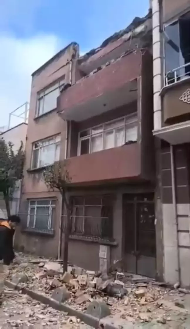 Esenler'de Deprem Sonrası Çatıdan Beton Parçaları Düştü