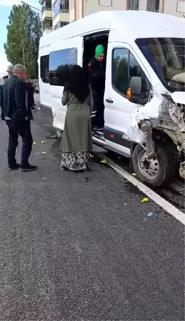 Elazığ'da Minibüs ile Araç Çarpıştı: 3 Yaralı