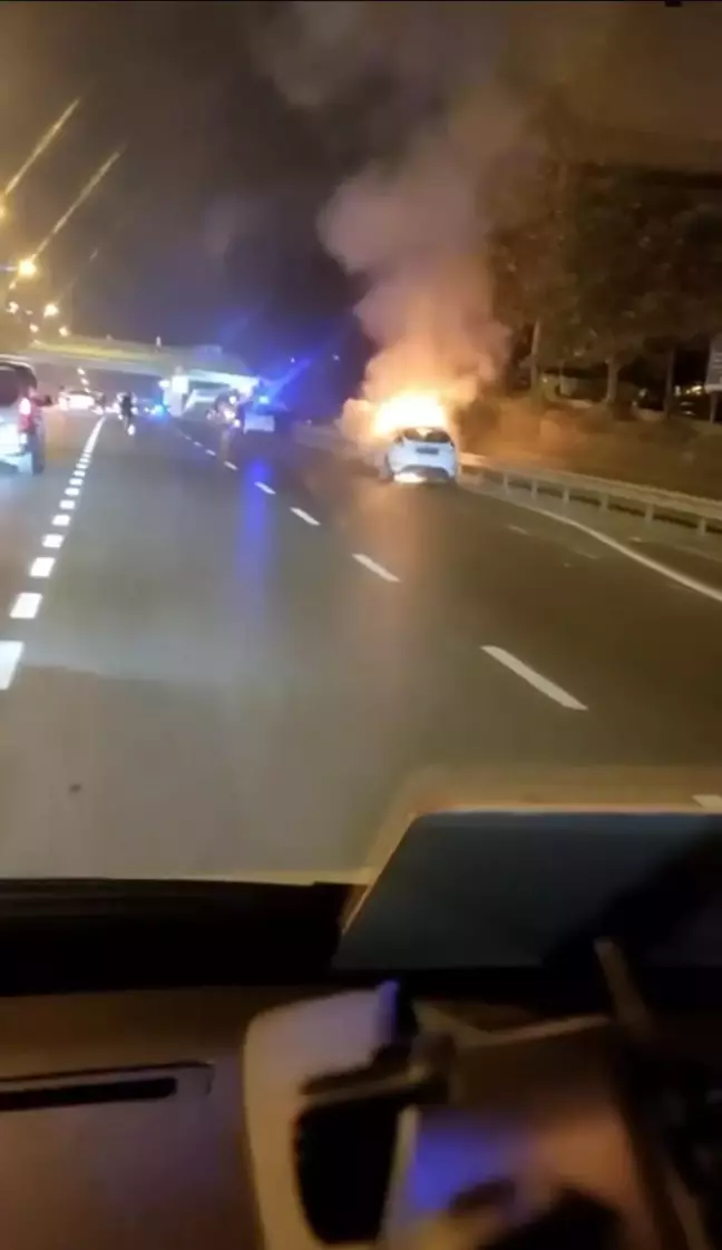 Kadıköy'de Seyir Halindeki Otomobilde Yangın Çıktı