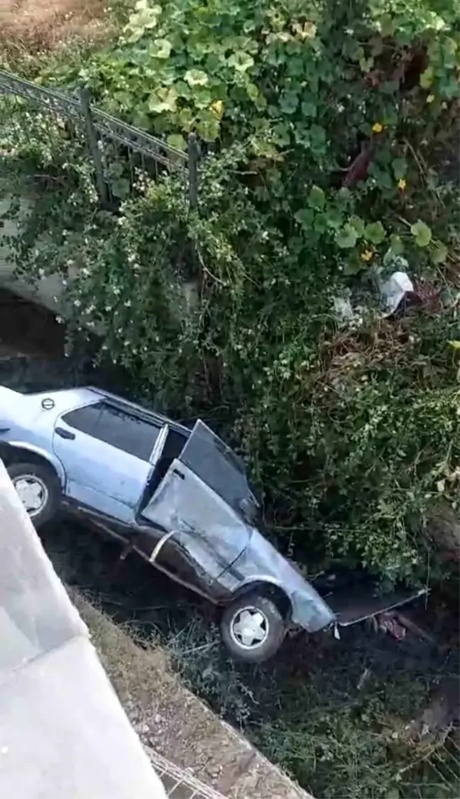 Hatay'da Su Kanalına Düşen Otomobilin Sürücüsü Yaralandı