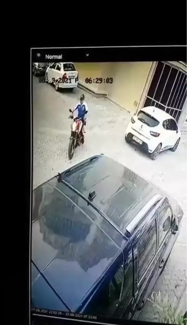 Zinciri kırmak için bir saat uğraşıp 35 bin liralık motosikleti böyle çaldı