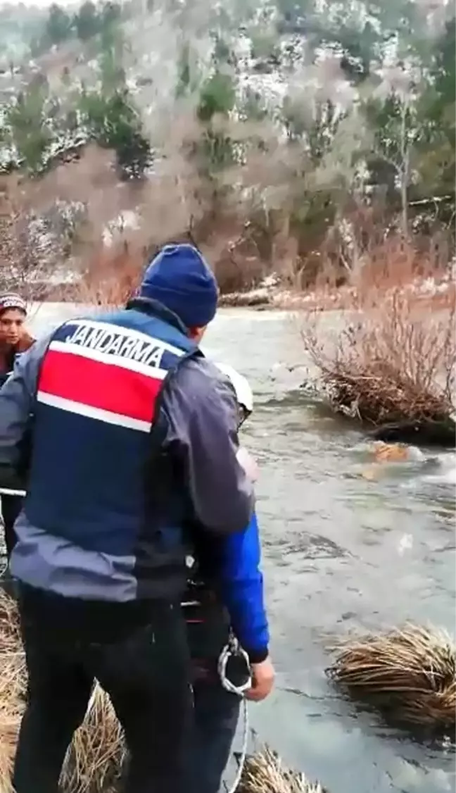 Avladığı ördeği almak için girdiği çayda hayatını kaybetti