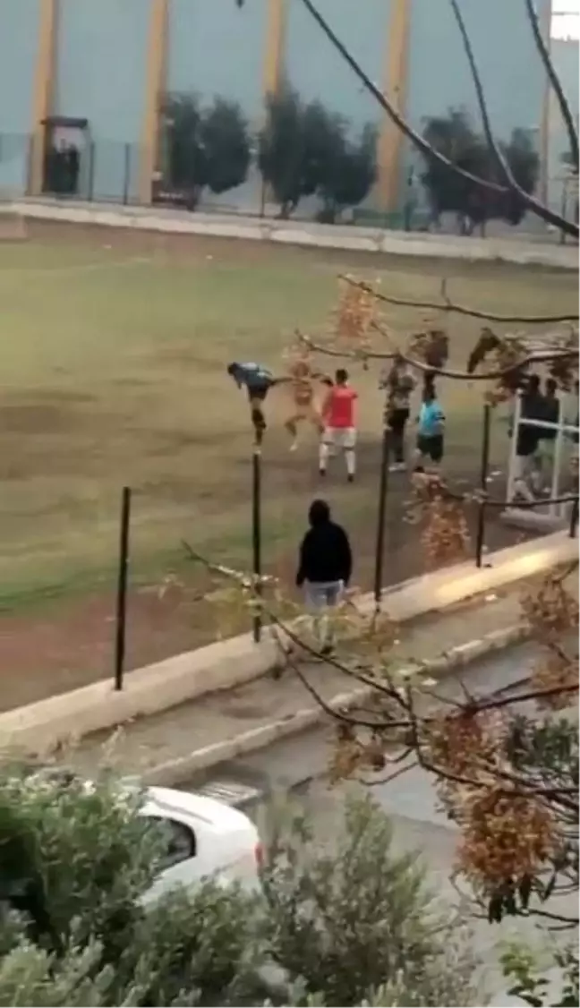Mersin'de Futbolcu Hakemlere Saldırdı