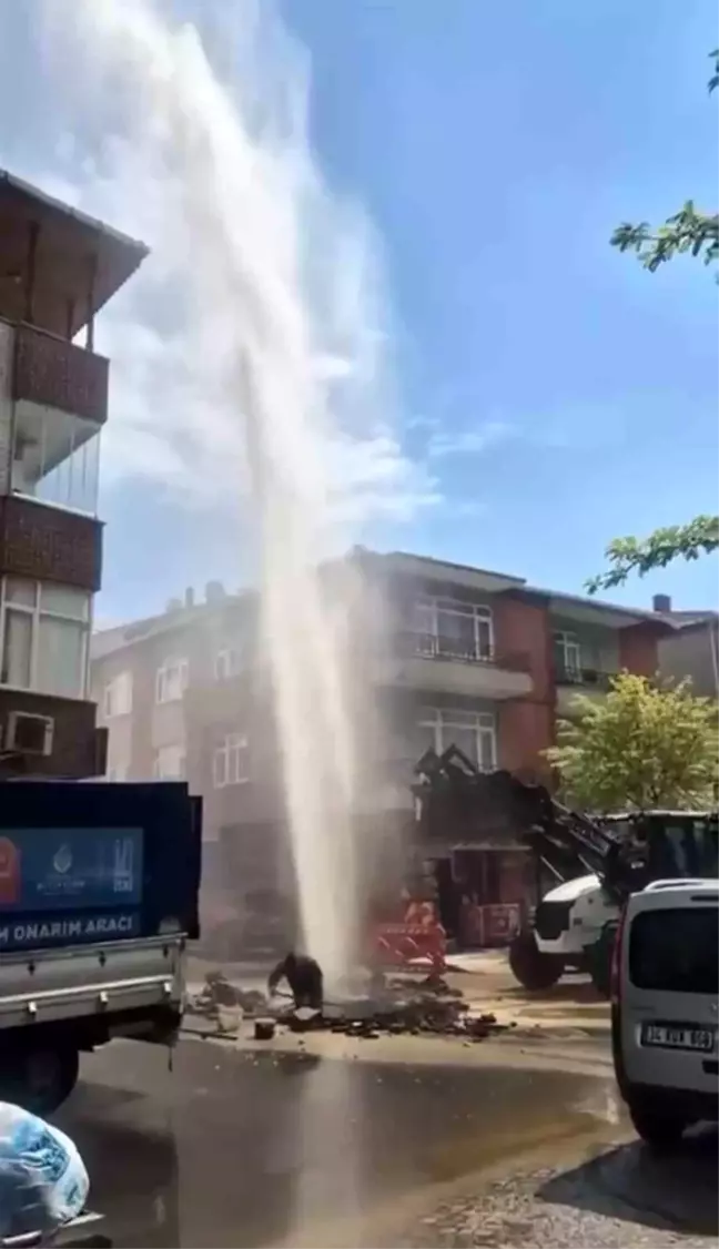 Ataşehir'de Su Borusu Patladı: Metrelerce Yükseğe Fışkırdı