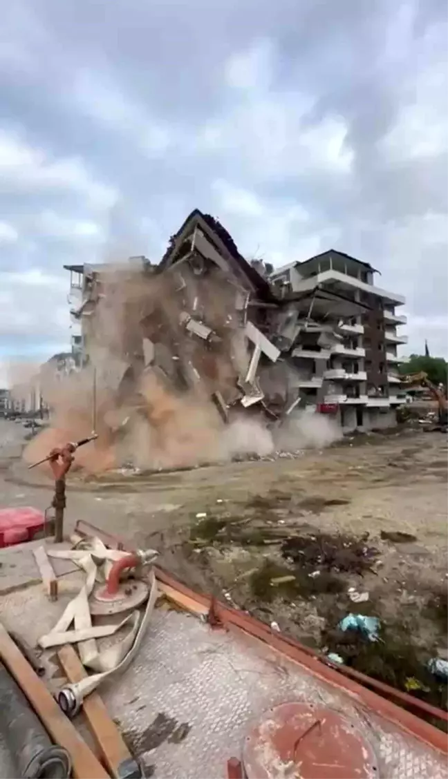 Hatay'da Yıkılan 7 Katlı Bina Korna Sesiyle Yerle Bir Oldu