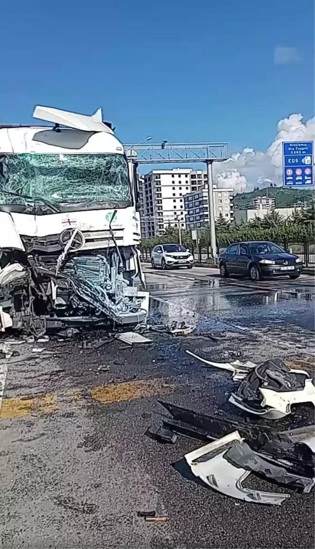 Giresun'da Tır Otobüse Çarptı: 5 Yaralı