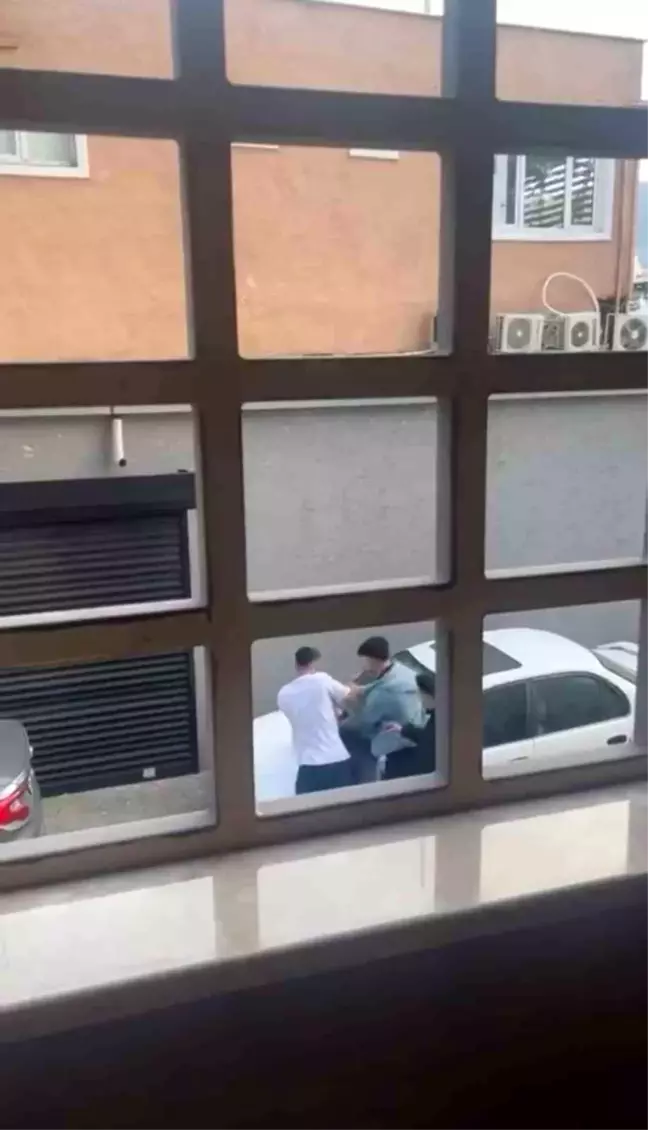 Bursa'da Husumetli Şahıslar Sokak Ortasında Dövüldü