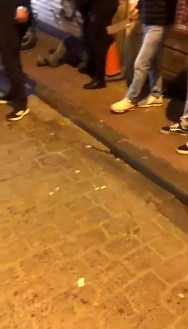 Beyoğlu'nda Kız Arkadaşına Bakıldığı İddiasıyla Kavga Çıktı