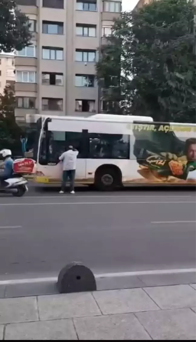 Kadıköy'de Yaya, İETT Otobüsünün Sileceklerini Kırdı