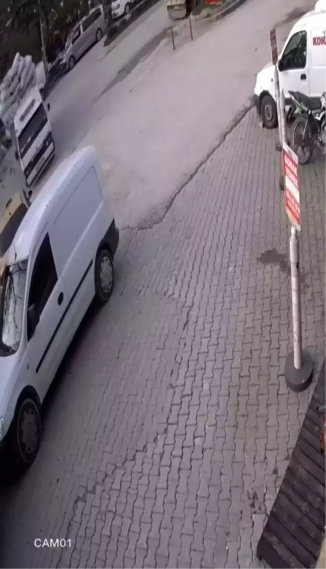 Bolu'da Çuval Yüklü Kamyon Devrildi, Yaralı Yok