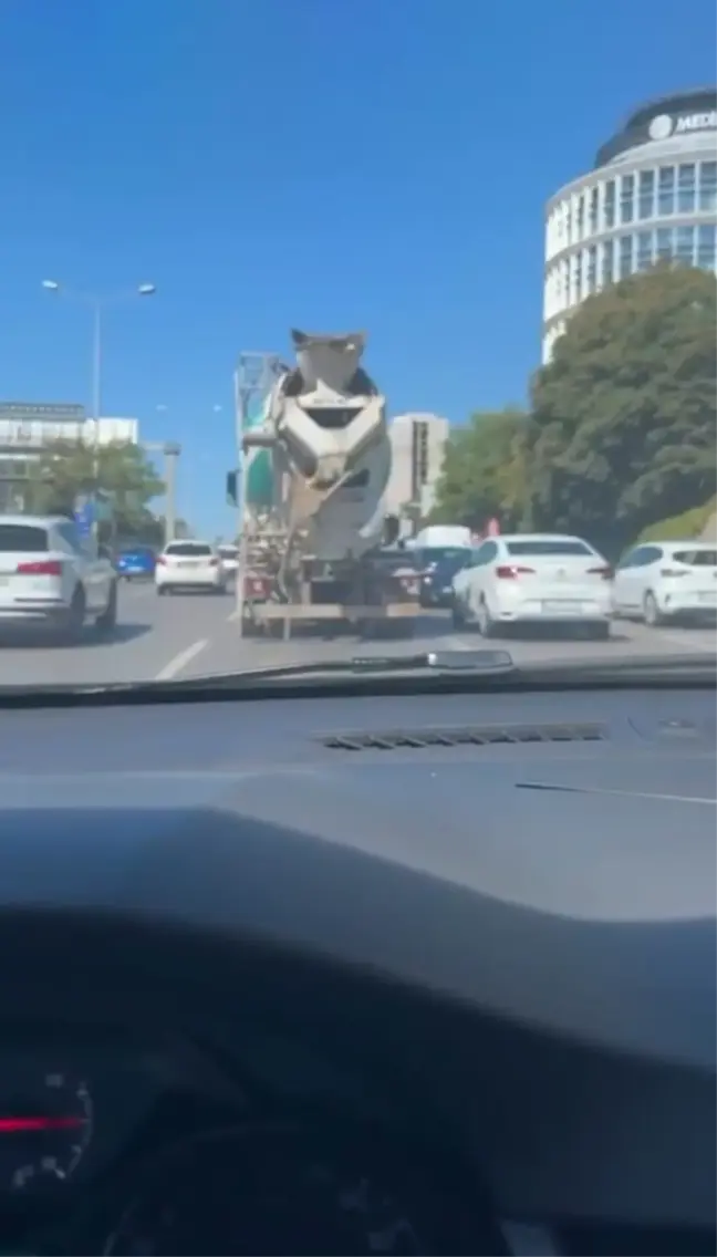 Beton Mikseri Yolda Beton Dökerek Seyir Halinde İlerledi