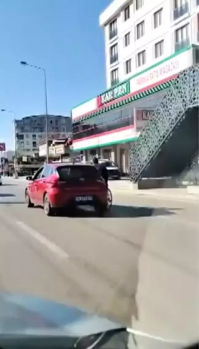 Bursa'da otomobile tutunan genç canını böyle tehlikeye attı