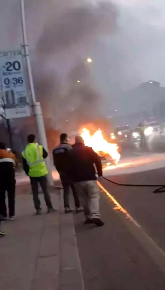 Ankara'da Seyir Halindeki Otomobil Alev Aldı