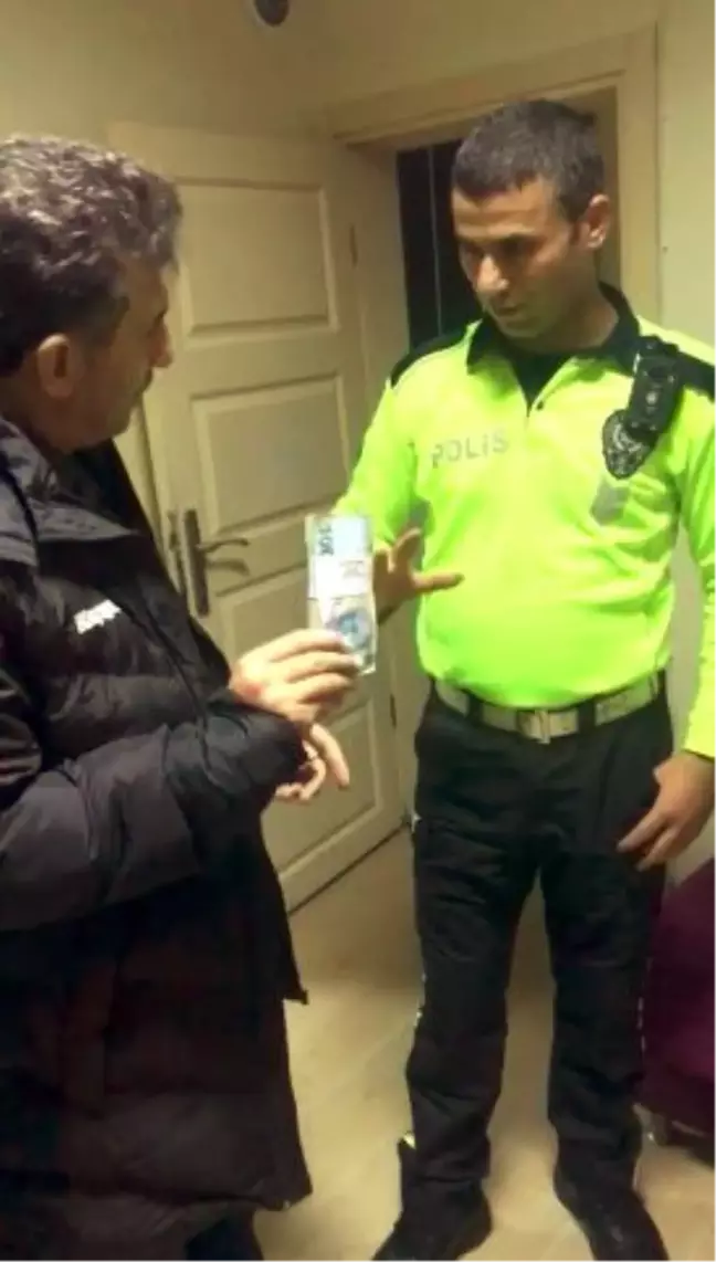 Polis yerde bulduğu 10 bin TL'yi yaka kamerası sayesinde sahibine ulaştırdı