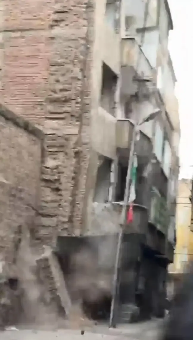 Sur ilçesinde bir binanın yıkılma anı kameralara yansıdı
