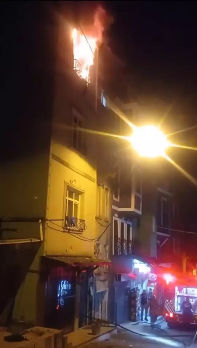 Beyoğlu'nda 3 Katlı Binada Yangın Panik Yaratı