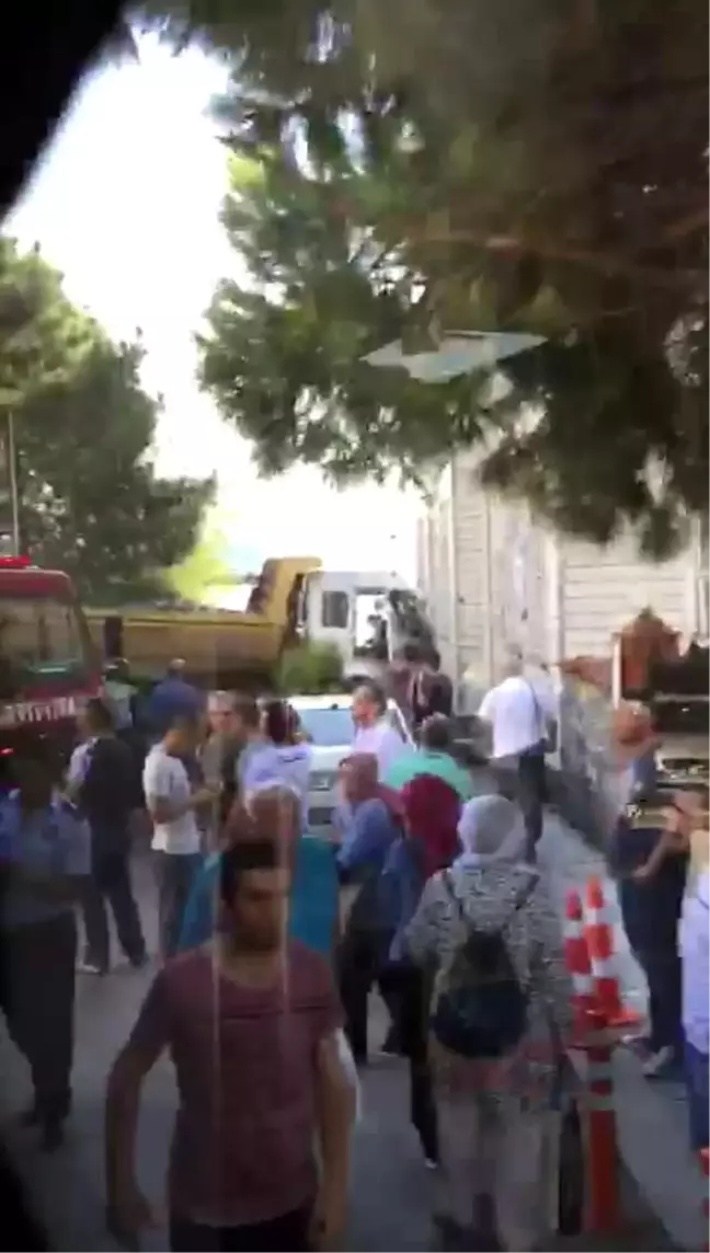 Beykoz'da Kalp Krizi Geçiren Hafriyat Kamyonu Sürücüsü 3 Araca Çarptı