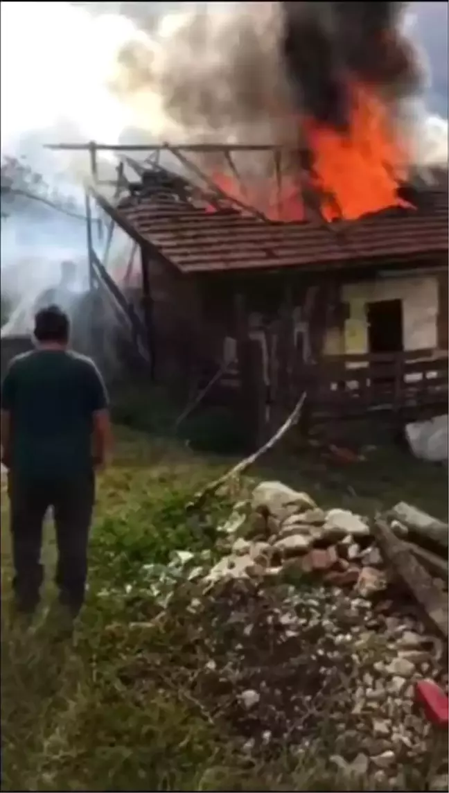 Bacadan çıkan yangında evin çatısı alevlere teslim oldu