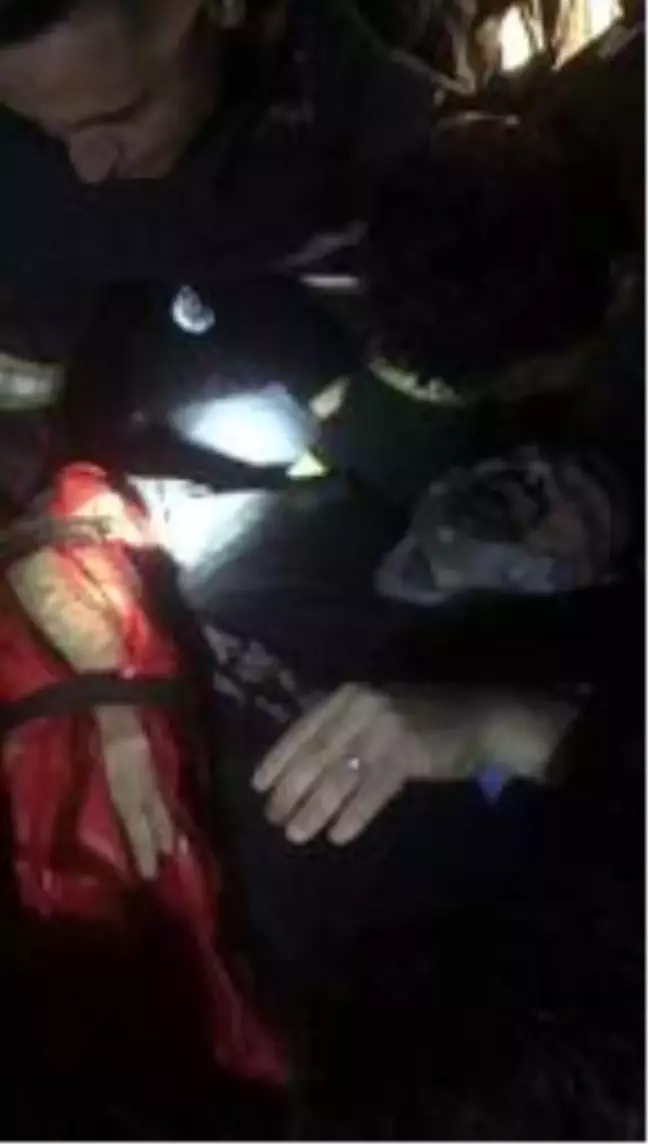 Otomobil kamyona arkadan çarptı: 1'i ağır 3 yaralı