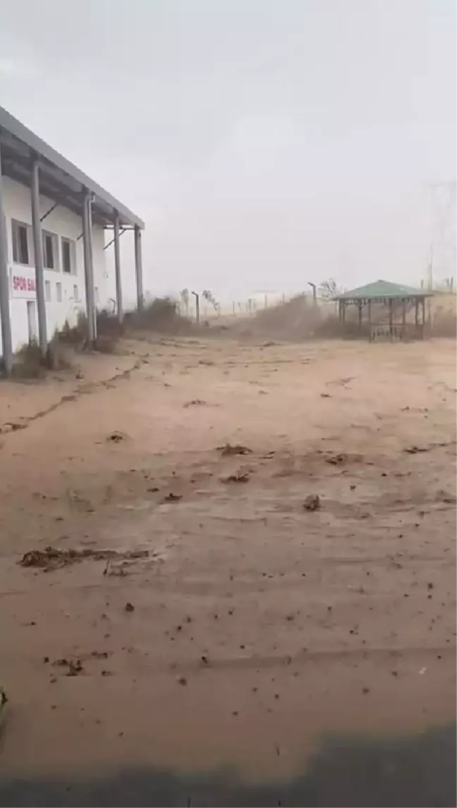 VAN'DA SEL ÖNCESİ YAĞMUR BULUTU CEP TELEFONU KAMERASINDA