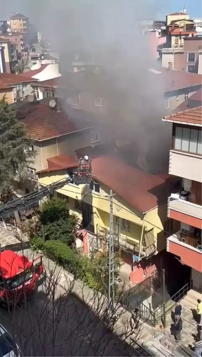 Ümraniye'de İki Katlı Evde Yangın: Mahsur Kalan Vatandaşlar Komşuları Tarafından Kurtarıldı