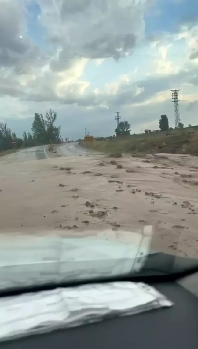 Tokat'ta Sağanak Yağış Yolları Nehre Döndürdü