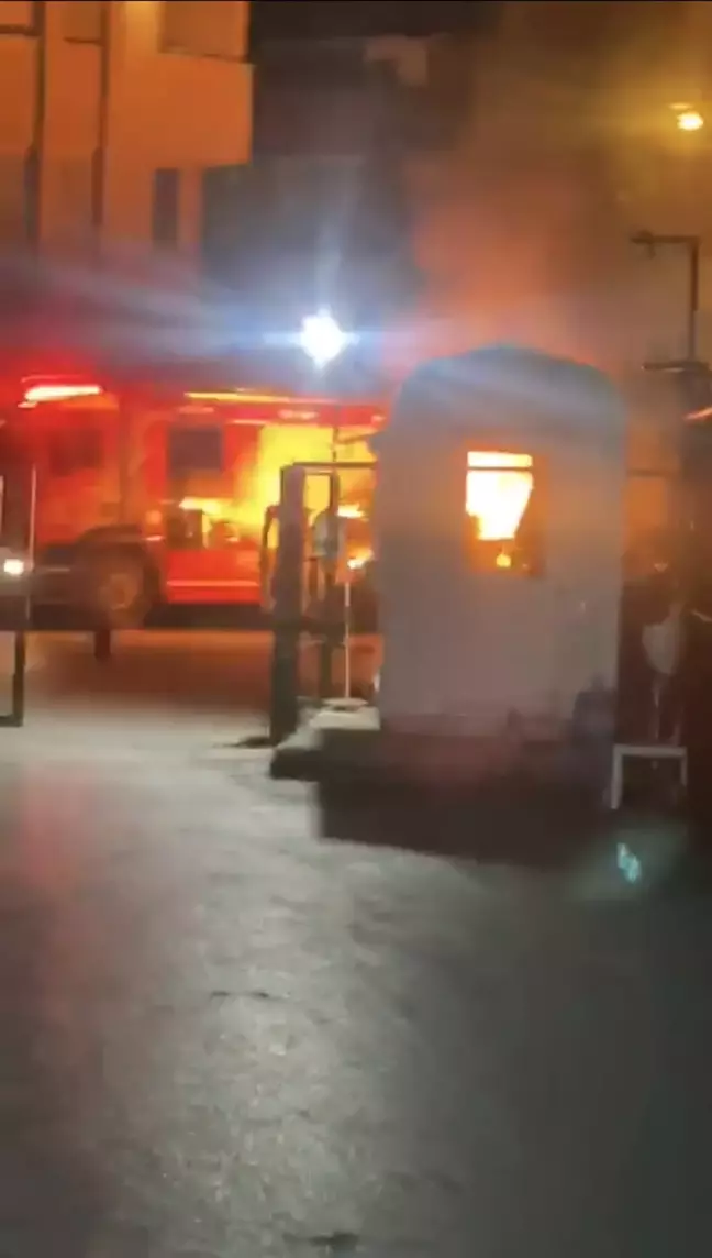 Kadıköy'de Hafif Ticari Araçta Yangın Çıktı