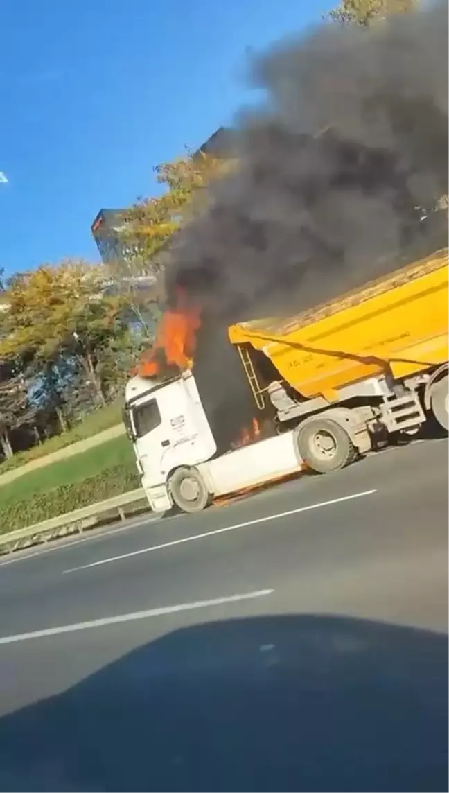 Ümraniye'de Seyir Halindeki Hafriyat Kamyonu Yandı, Trafik Karmaşası Yaşandı