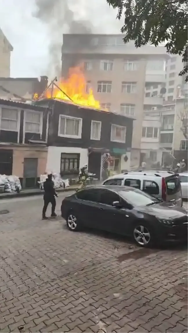 Beşiktaş'ta Ahşap Binada Yangın